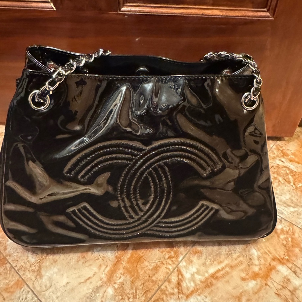 Authentic Chanel Coco Cabas Black
Patent leather tote Bag